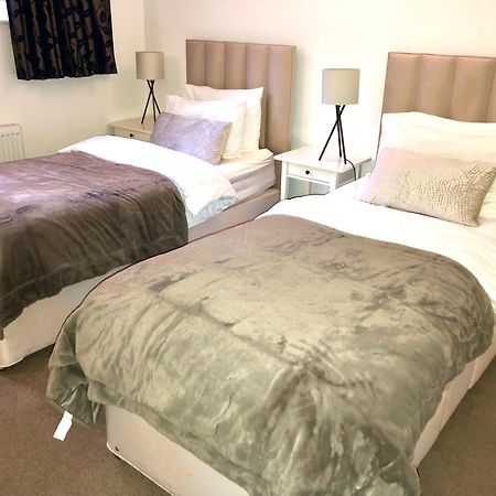 באת' Superbly Located 2 Bedroom Luxury Apartment מראה חיצוני תמונה