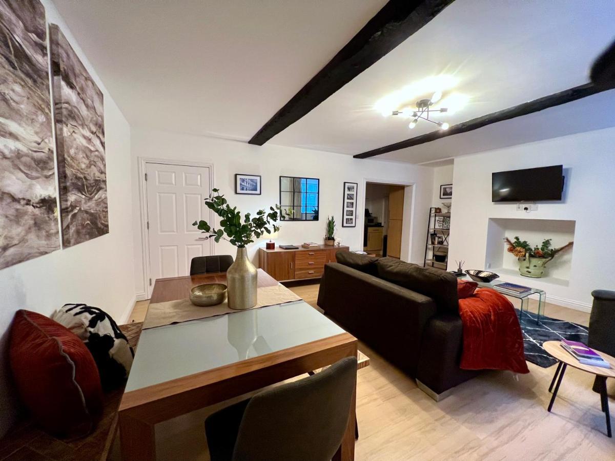 באת' Superbly Located 2 Bedroom Luxury Apartment מראה חיצוני תמונה