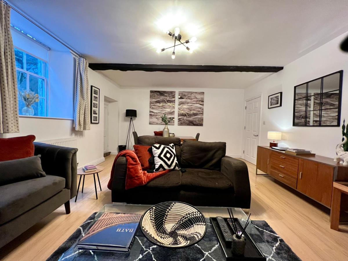 באת' Superbly Located 2 Bedroom Luxury Apartment מראה חיצוני תמונה