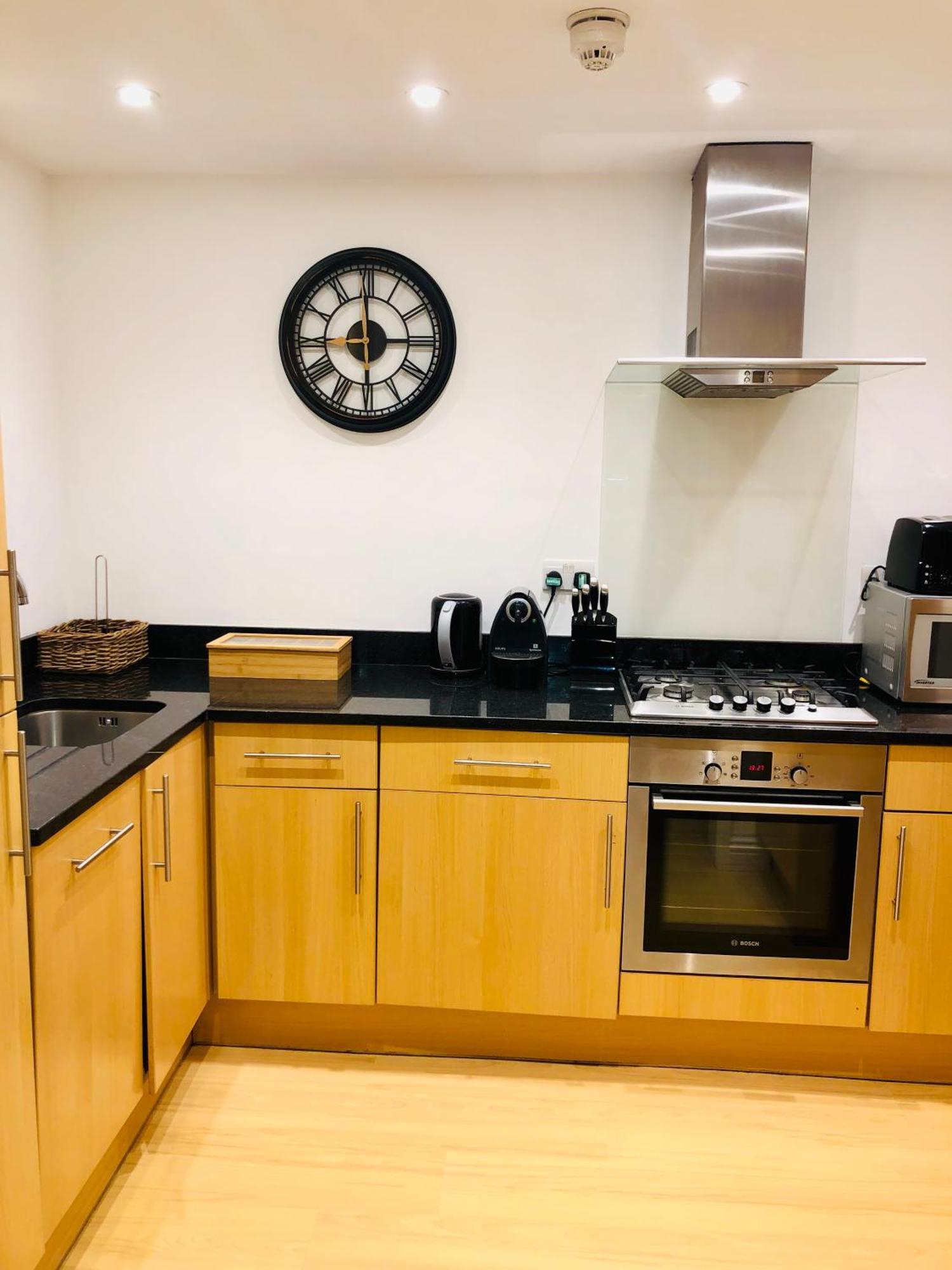 באת' Superbly Located 2 Bedroom Luxury Apartment מראה חיצוני תמונה
