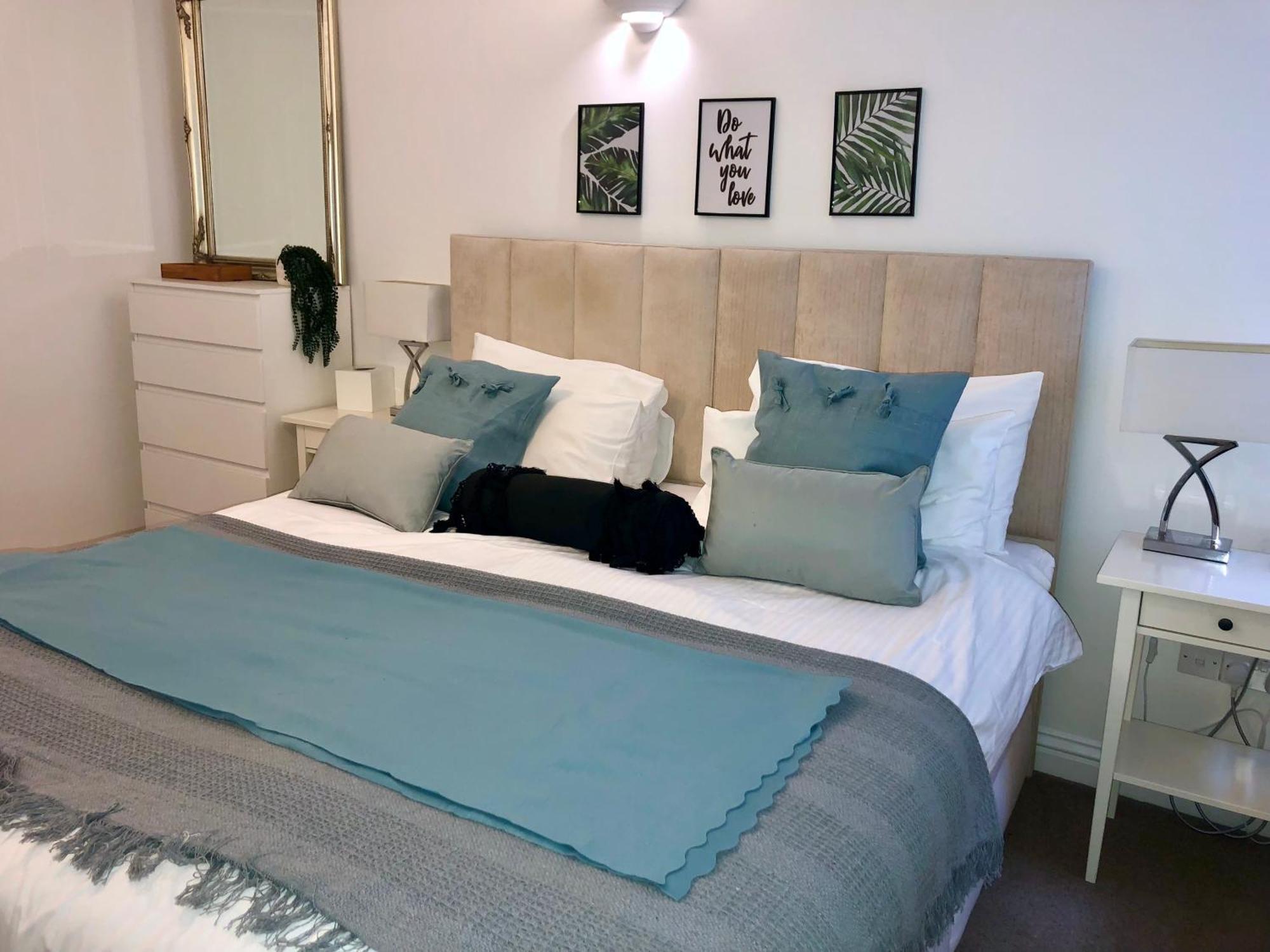 באת' Superbly Located 2 Bedroom Luxury Apartment מראה חיצוני תמונה