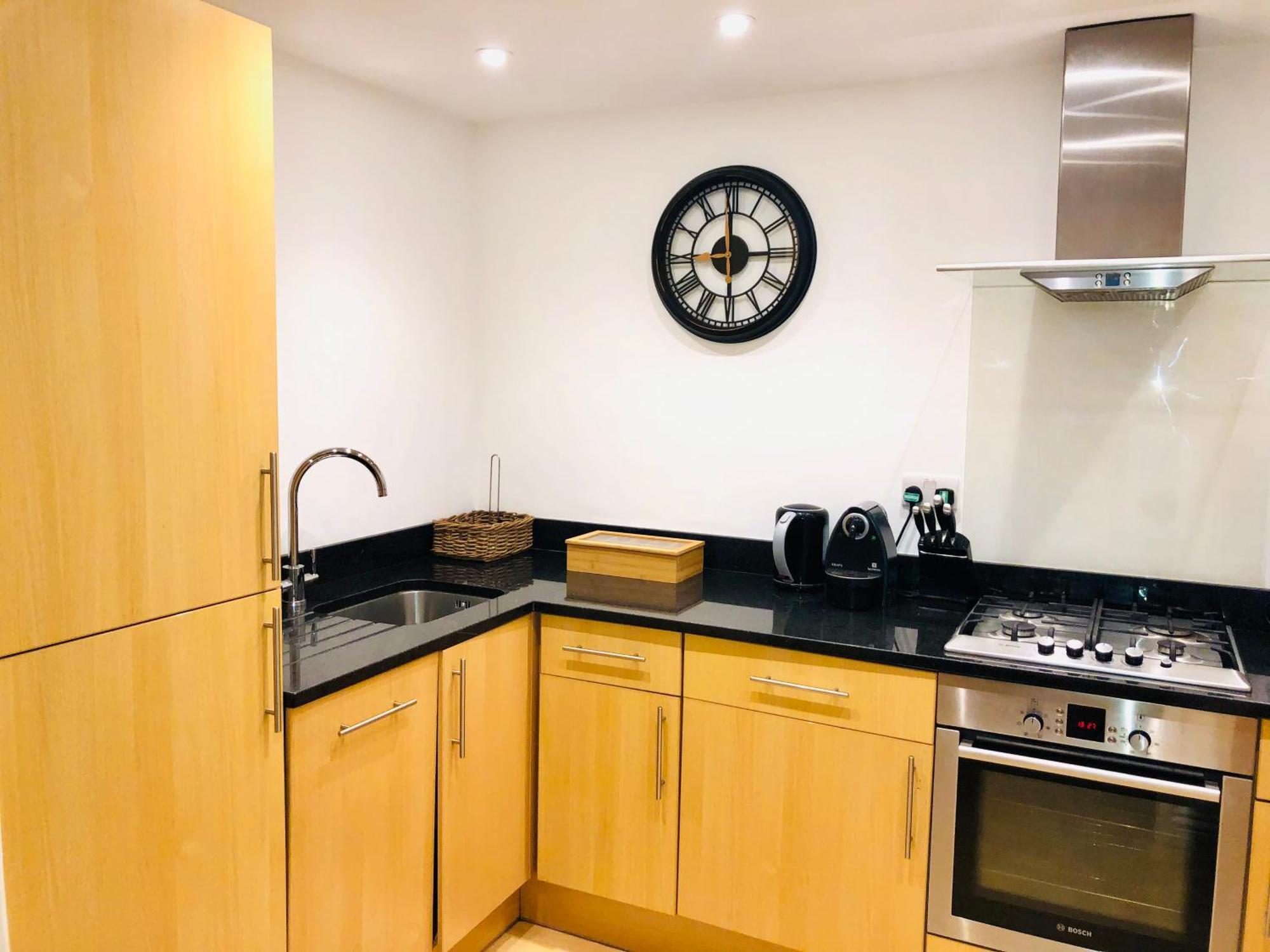 באת' Superbly Located 2 Bedroom Luxury Apartment מראה חיצוני תמונה