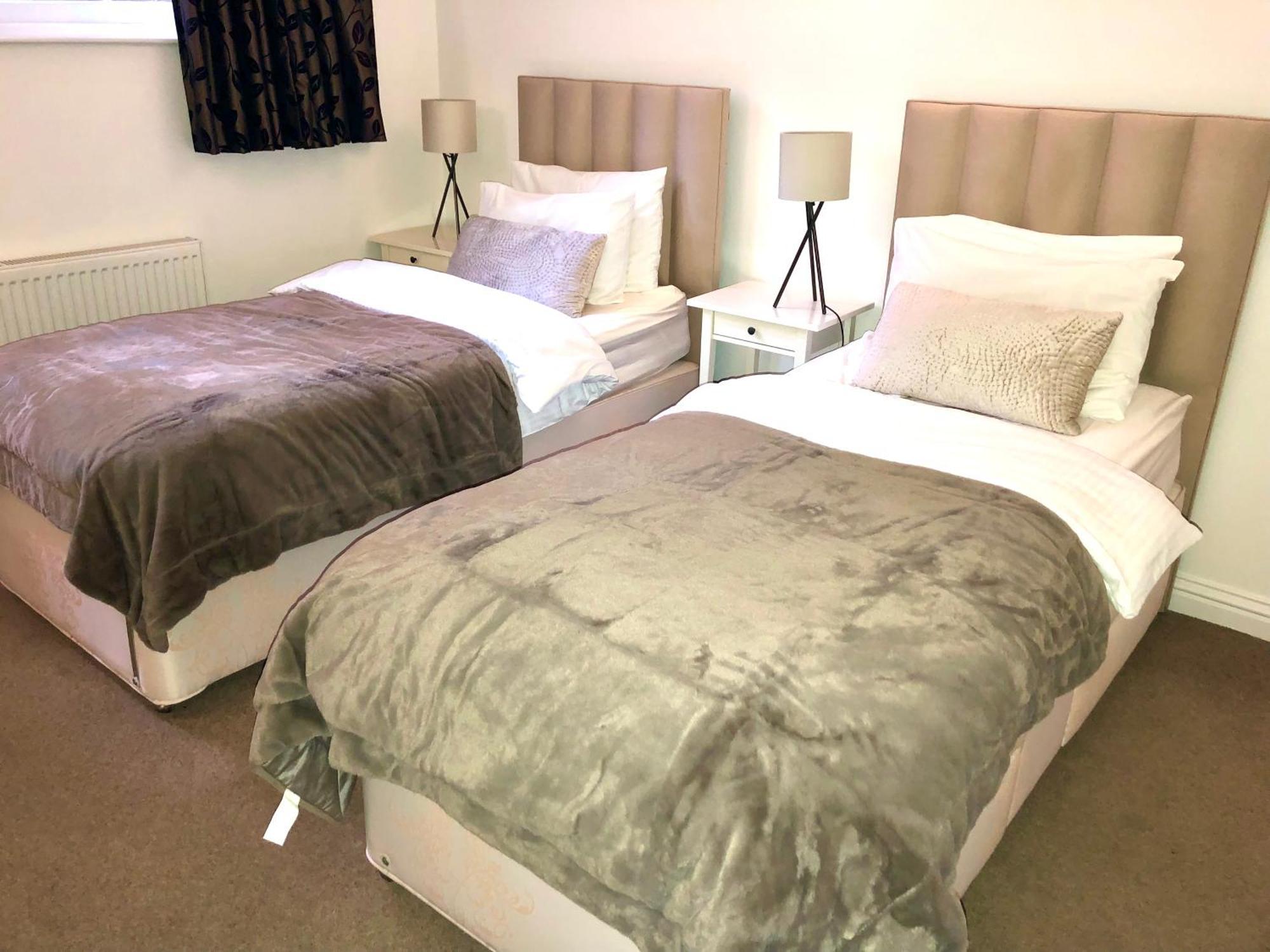 באת' Superbly Located 2 Bedroom Luxury Apartment מראה חיצוני תמונה