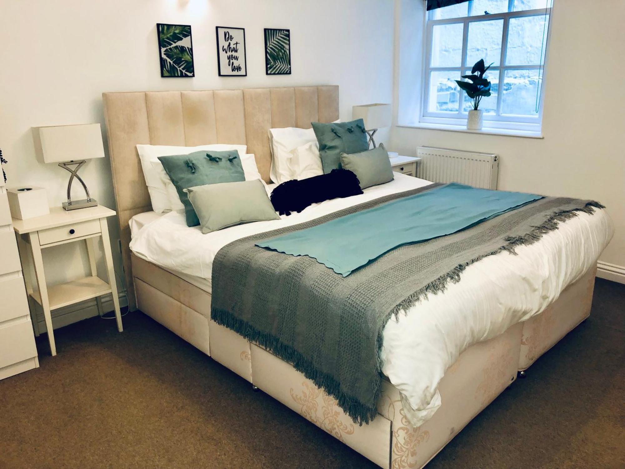באת' Superbly Located 2 Bedroom Luxury Apartment מראה חיצוני תמונה