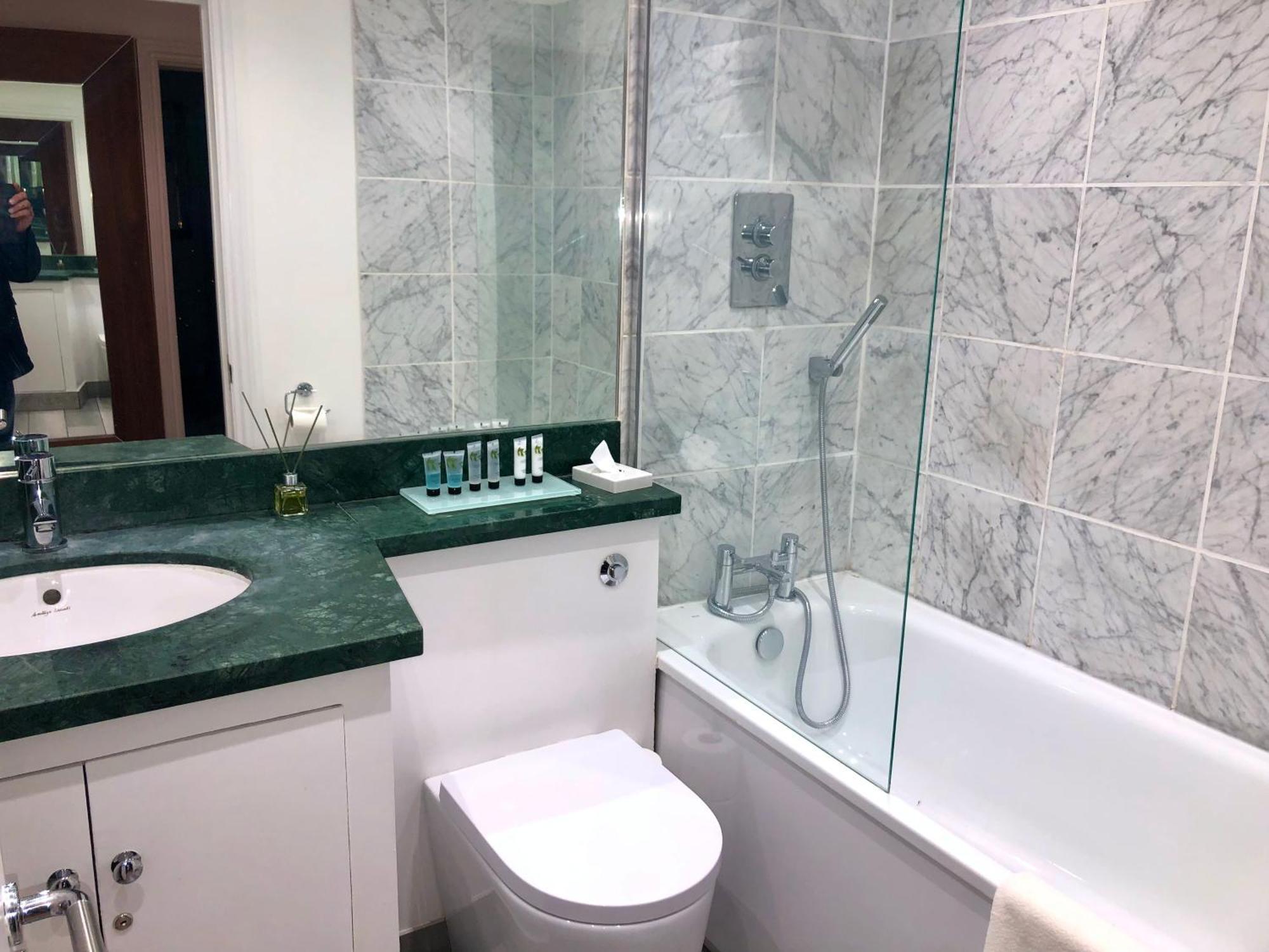 באת' Superbly Located 2 Bedroom Luxury Apartment מראה חיצוני תמונה